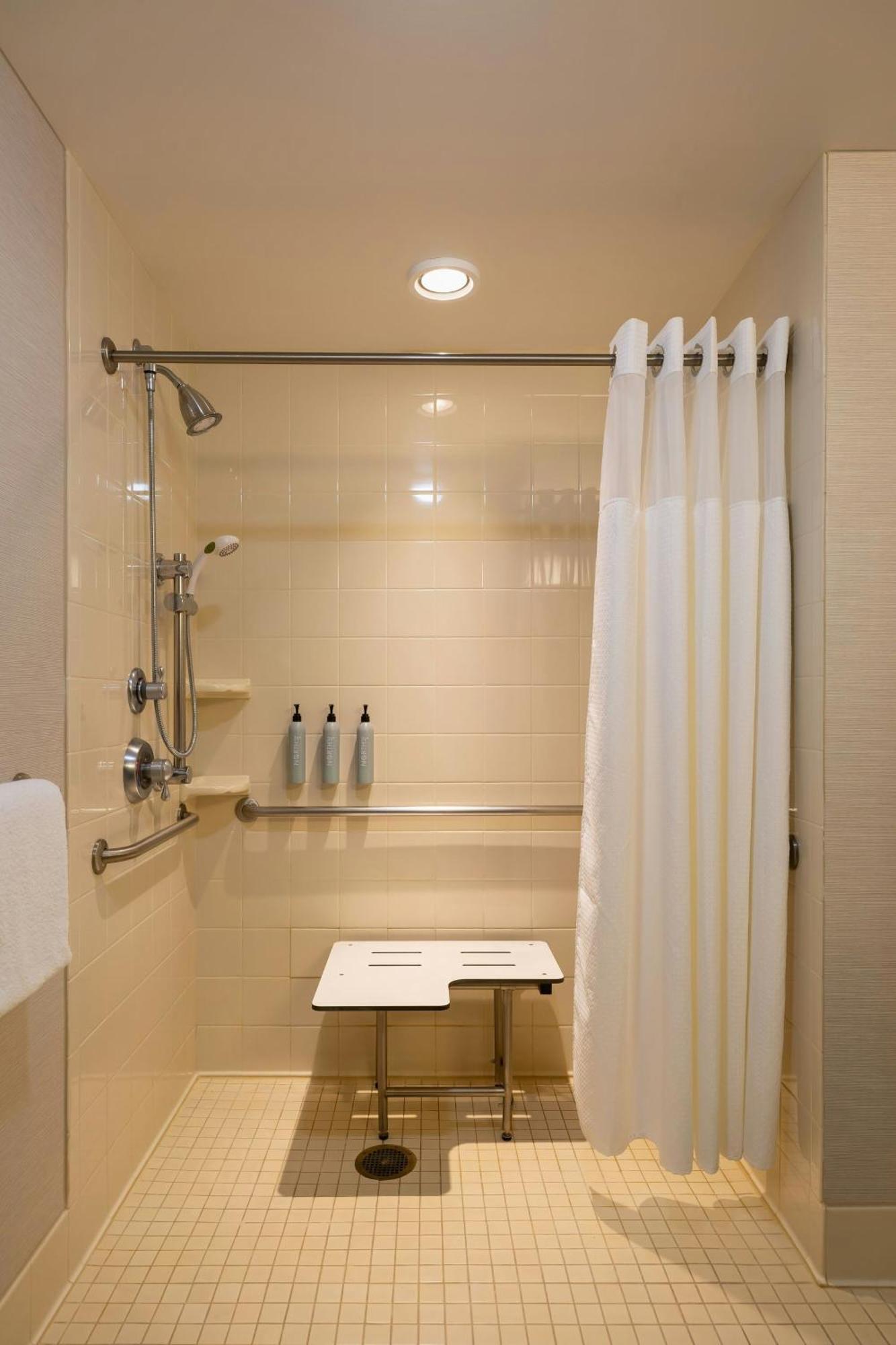 Courtyard By Marriott Madison West / Middleton Hotel Bagian luar foto