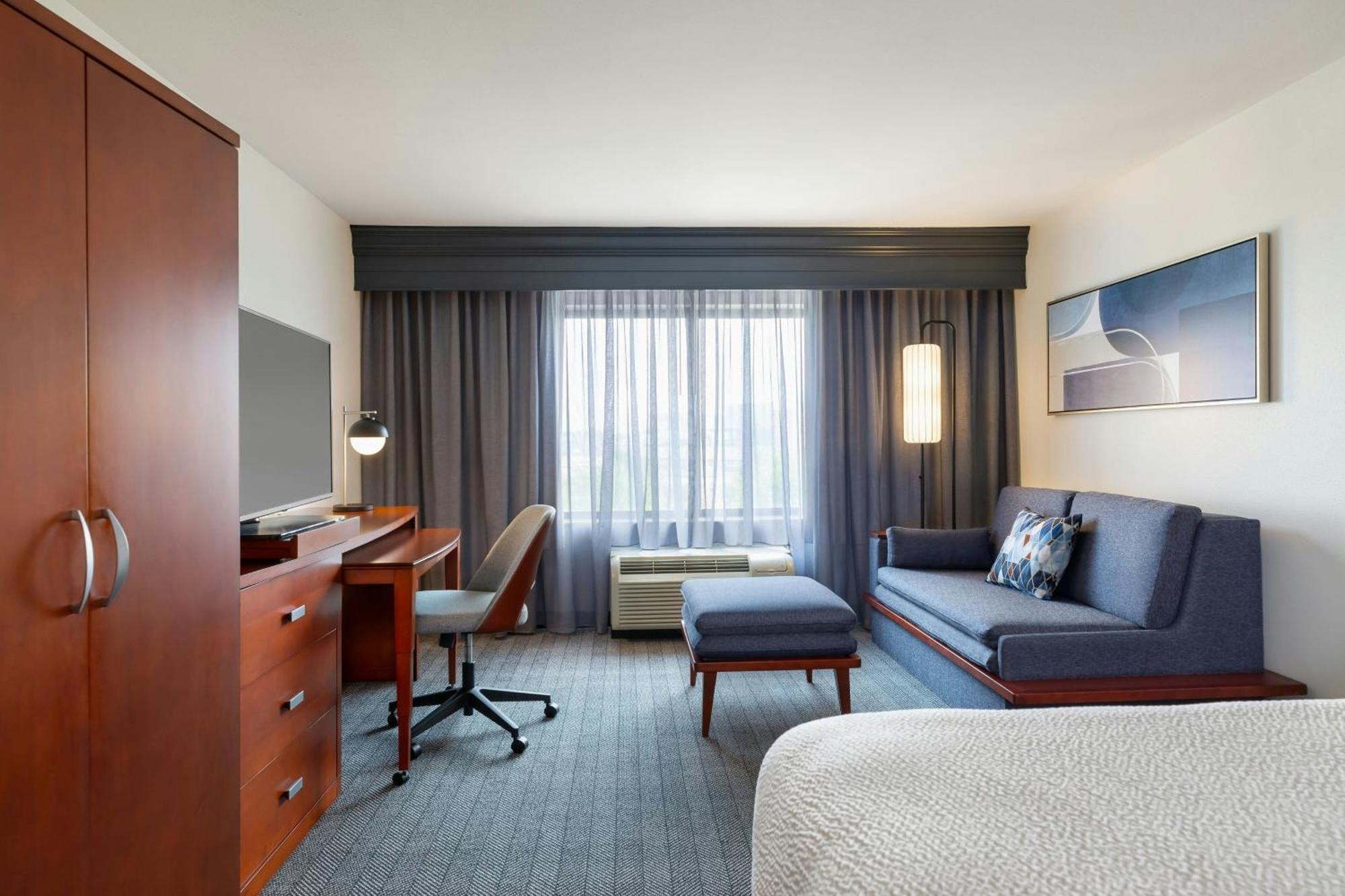 Courtyard By Marriott Madison West / Middleton Hotel Bagian luar foto