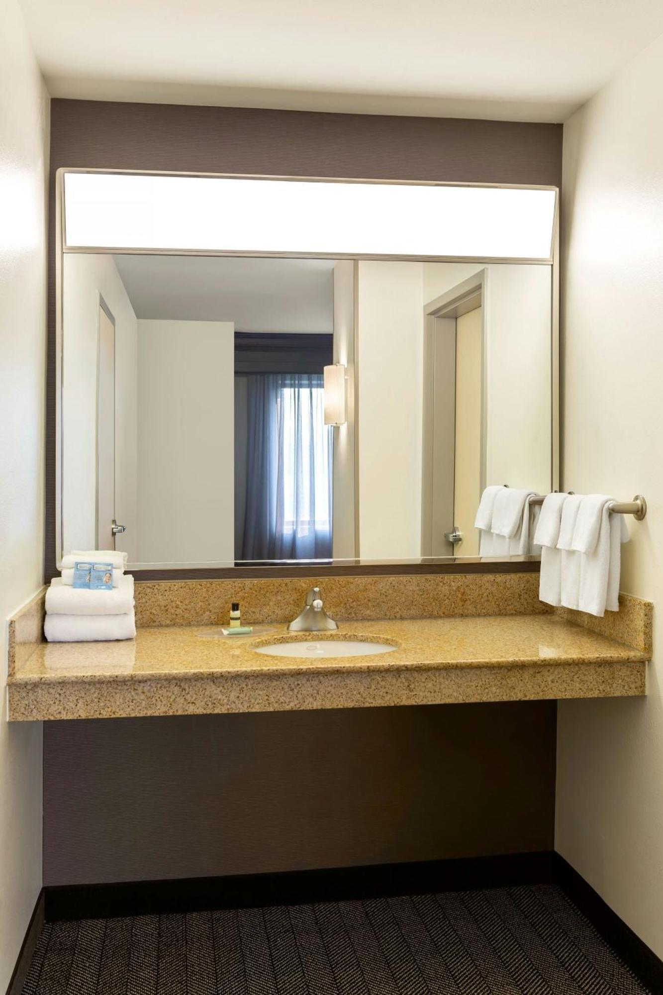 Courtyard By Marriott Madison West / Middleton Hotel Bagian luar foto