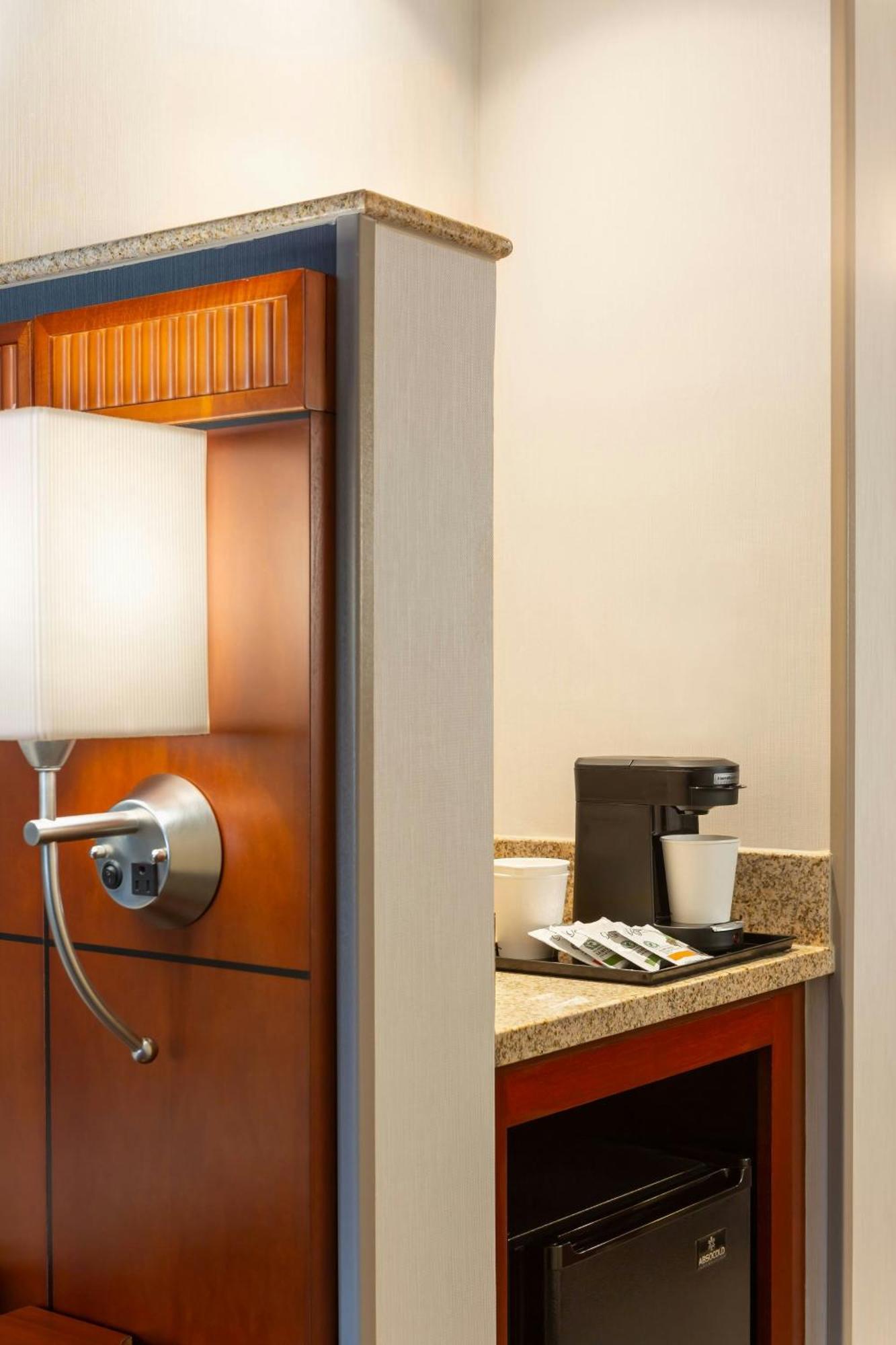Courtyard By Marriott Madison West / Middleton Hotel Bagian luar foto